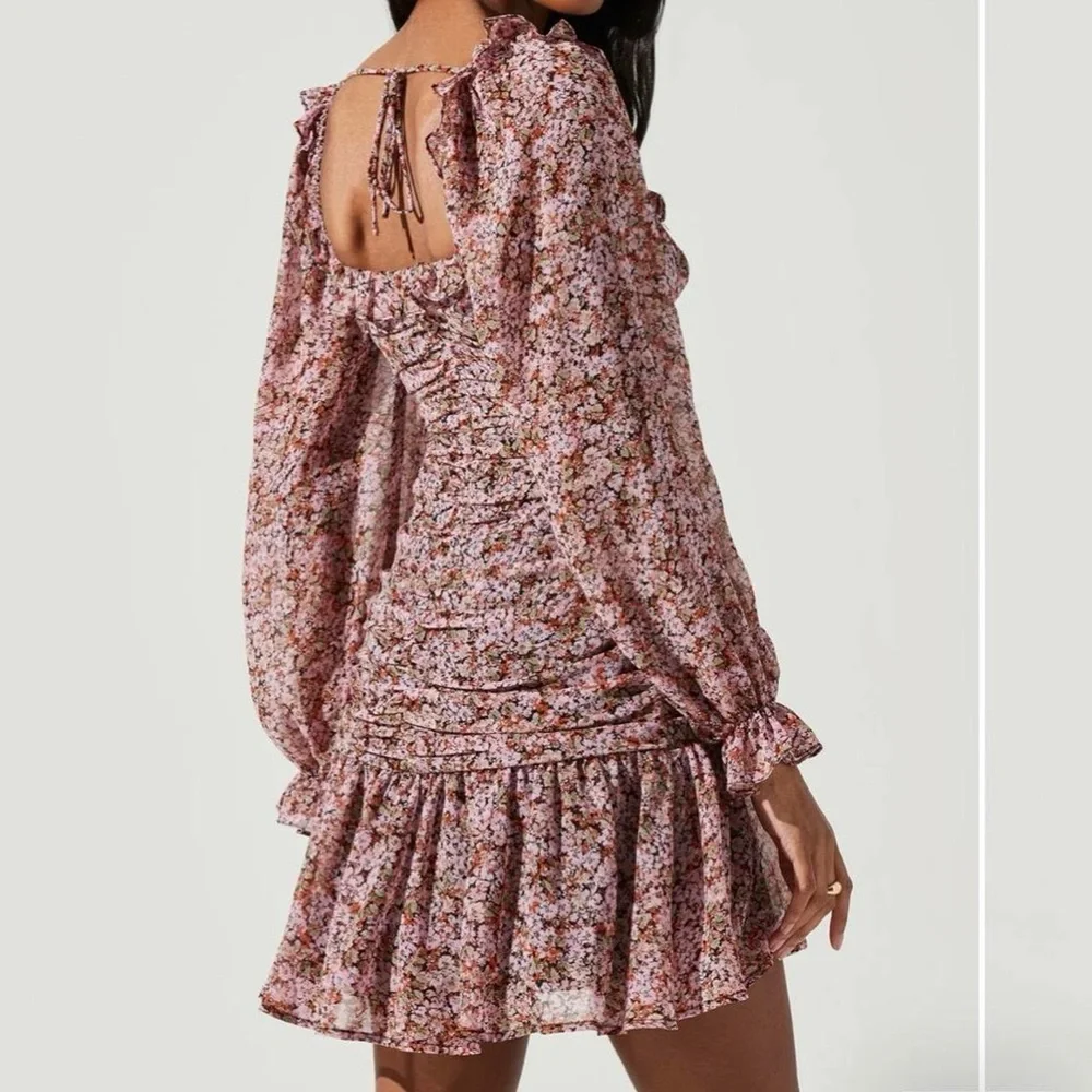 NWT ASTR The Label Smocked Floral Mini Dress - Picture 3 of 7